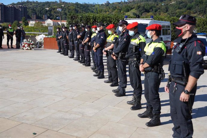 Varios ertzainas forman, durante un homenaje al ertzaina Txema Aguirre, a 13 de octubre de 2021, en Bilbao, Euskadi (España) 