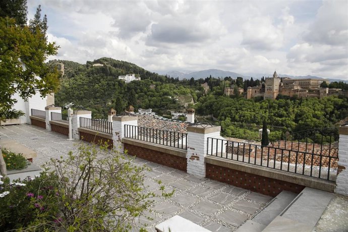 Archivo - La Mezquita Mayor de Granada vacía por la crisis del coronavirus, en imagen de archivo