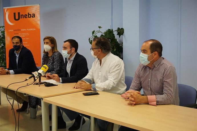 El delegado de Empleo, Formación, Trabajo Autónomo, Transformación Económica, Industria, Conocimiento y Universidades de la Junta de Andalucía en Córdoba, Ángel Herrador (centro), tras el encuentro con Uneba.