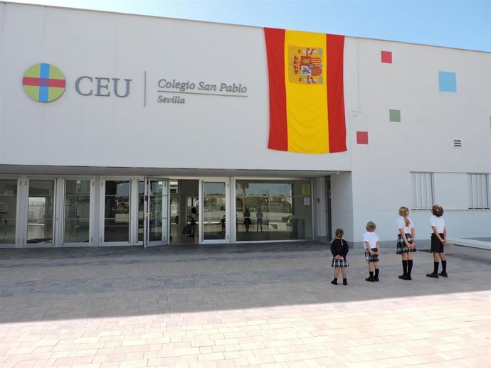 Acto celebrado en el Colegio San Pablo CEU de Bormujos, en Sevilla, con motivo del 12 de octubre.
