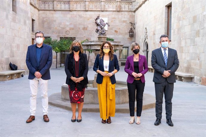 La consellera de la Presidencia, Laura Vilagr, junto a la presidenta de la Diputación de Barcelona, Núria Marín, la de Tarragona, Noemí Llauradó, el de Girona, Miquel Noguer, y el de Lleida, Joan Talarn, a 13 de octubre de 2021.
