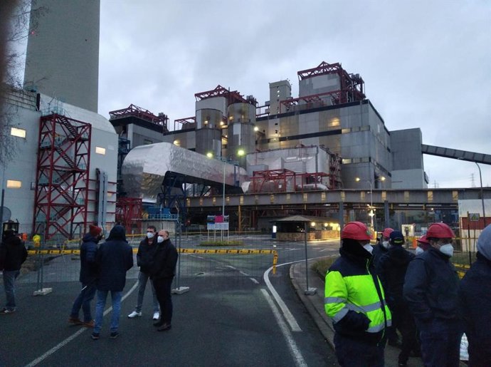 Archivo - Corte al acceso a la central térmica.