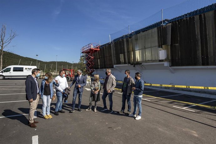 El vicepresidente y consejero de Universidades, Igualdad, Cultura y Deporte, Pablo Zuloaga, visita las obras de mejora y rehabilitación de la bolera municipal.