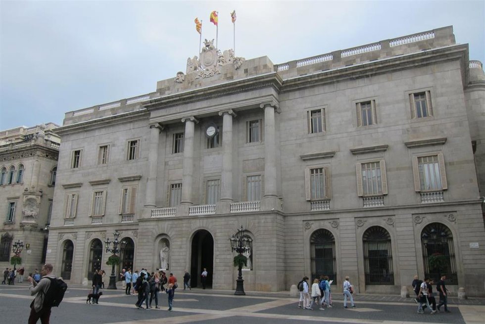 Archivo - Fachada del Ayuntamiento de Barcelona (Archivo)