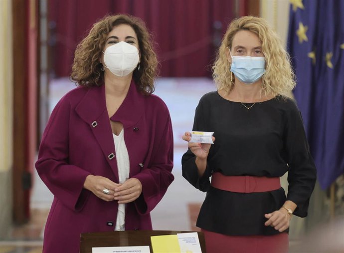 La ministra de Hacienda y Función Pública, María Jesús Montero (i), durante el acto de entrega del Proyecto de Ley de Presupuestos del Estado de 2022 a la presidenta del Congreso, Meritxell Batet, en el Congreso de los Diputados, a 13 de octubre de 2021