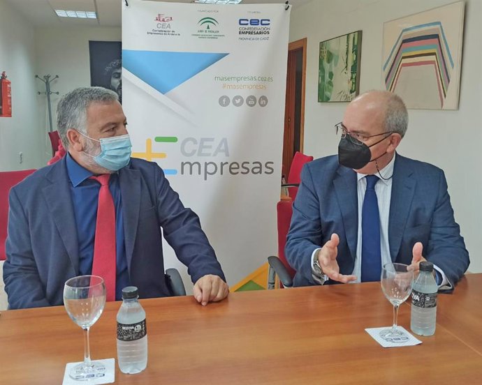 El delegado territorial de Empleo, Formación, Trabajo Autónomo, Transformación Económica, Industria, Conocimiento y Universidades de la Junta en Cádiz, Alberto Cremades, con el presidente de la Confederación de Empresarios de Cádiz, Javier Sánchez Rojas.