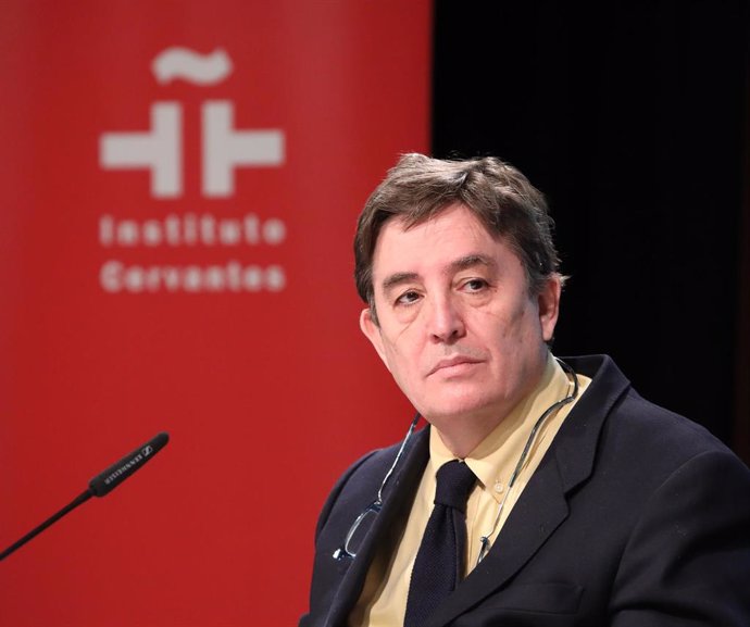 Archivo - El director del Instituto Cervantes, Luis García Montero, interviene durante el acto conmemorativo por el 30 aniversario del Instituto Cervantes, en Madrid, (España)