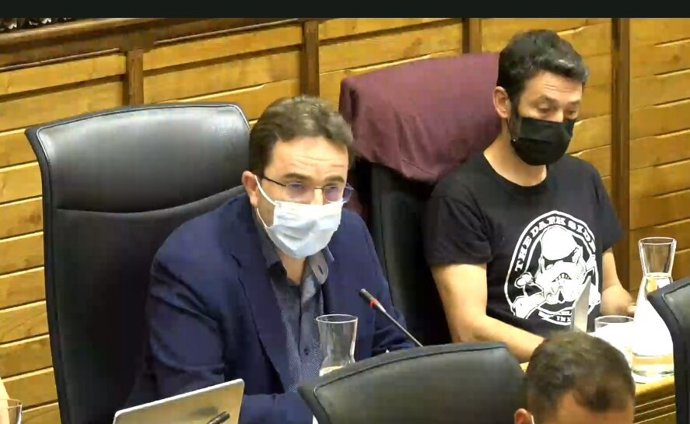 Manuel Ángel Vallina (izquierda), concejal de Cultura del Ayuntamiento de Gijón, durante el  Pleno Municipal
