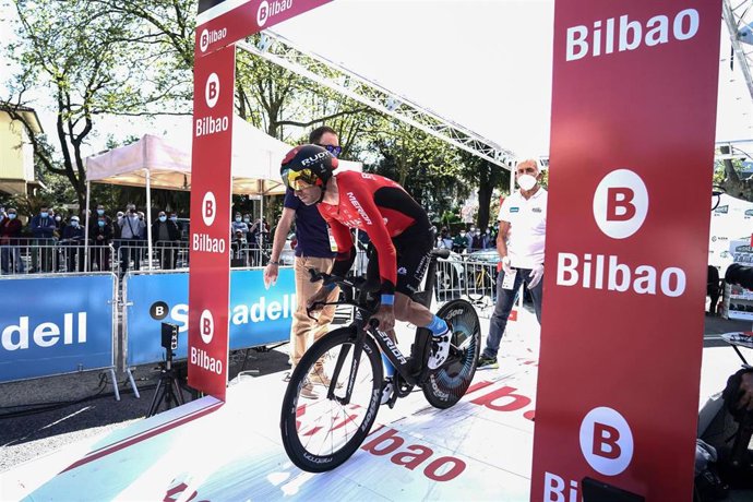 Archivo - El ciclista Mikel Landa, durante su salida en la primera etapa de la Itzulia 2021, a 5 de abril de 2021, en Bilbao