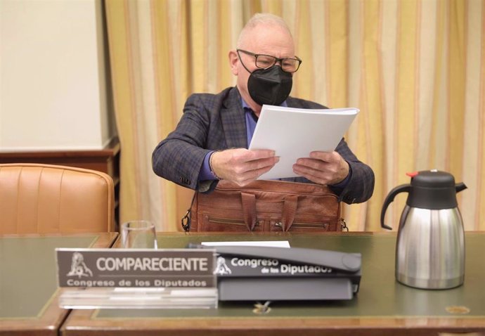 El presidente de la Confederación Salud Mental España, Nel Anxelu González Zapico, a su llegada a una Comisión de Sanidad y Consumo en el Congreso de los Diputados, a 13 de octubre de 2021, en Madrid, (España).