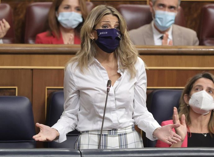 La vicepresidenta segunda del Gobierno y ministra de Trabajo, Yolanda Díaz, interviene en una sesión de control al Gobierno en el Congreso