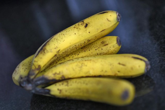 Archivo - Rácimo de plátanos.