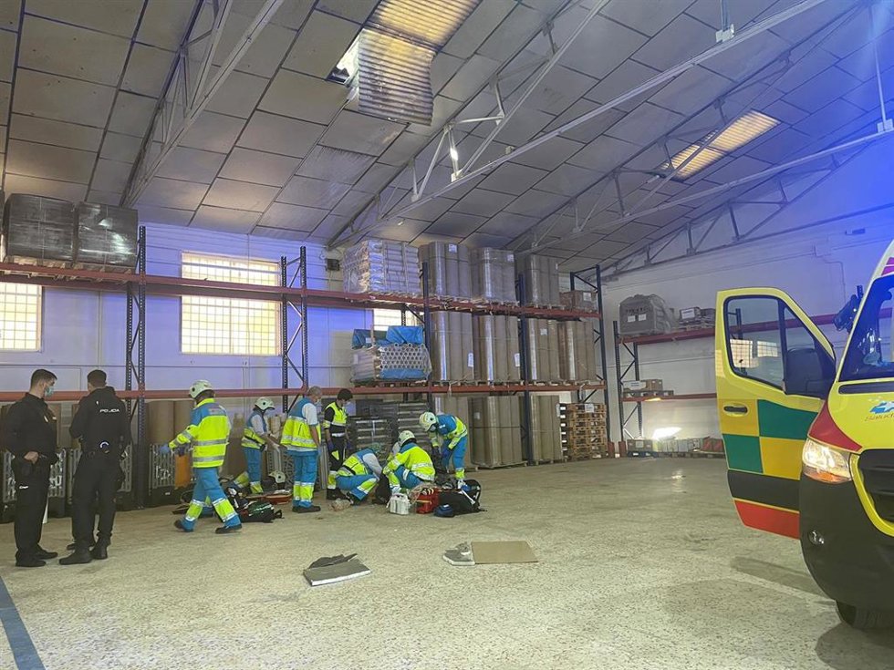 Muere un trabajador al caer desde un tejado de una nave en Fuenlabrada