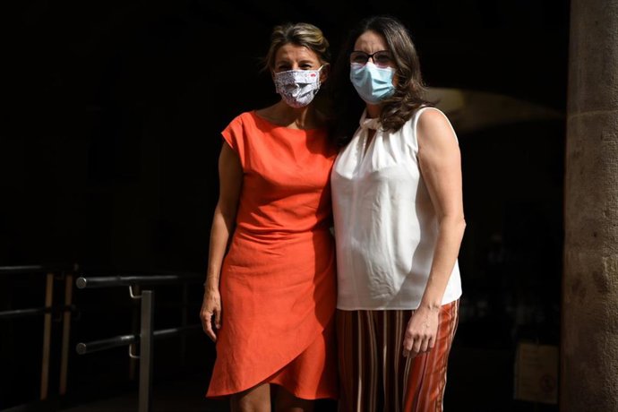 La vicepresidenta segunda del Gobierno, Yolanda Díaz (i) y la vicepresidenta valenciana, Mónica Oltra (d), posan antes de una reunión en el Palau dels Catalá de Valeriola, a 13 de septiembre de 2021, en Valencia, Comunidad Valenciana (España). 