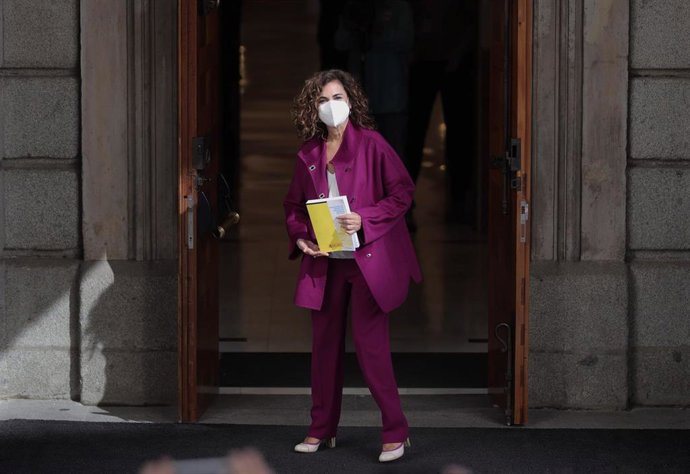 La ministra de Hacienda y Función Pública, María Jesús Montero, a su llegada con el Proyecto de Ley de Presupuestos del Estado de 2022 en el Congreso de los Diputados, a 13 de octubre de 2021, en Madrid, (España). Tras la presentación del Proyecto de Le