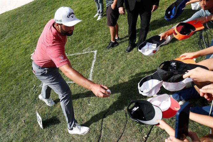 Jon Rahm da una de sus bolas a uno de los aficionados presentes en el Acciona Open de España presented by Madrid