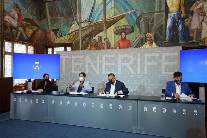El presidente del Cabildo de Tenerife, Pedro Martín, y el director del SCS, Conrado Domínguez (en el centro), en la firma del convenio sobre actividades físicas
