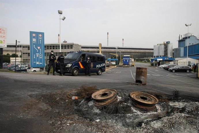 Archivo - Varios agentes vigilan con un furgón policial en las inmediaciones de la fábrica de Alu Ibérica en A Coruña, Galicia (España), a 4 de marzo de 2021. Agentes de la Unidad Central de Delincuencia Económica y Fiscal (UDEF) de la Policía se han de