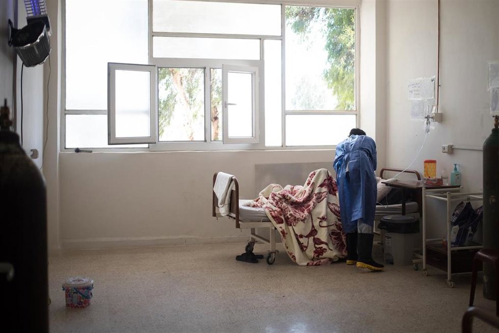 Archivo - Un paciente recibiendo atención en el hospital de MSF en Raqa