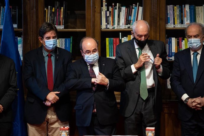 (I-D) El director del Instituto Cervantes, Luis García Monterto; el ministro de Cultura, Miquel Iceta; el presidente de la Fundación Antonio de Nebrija, Manuel Villa-Cellino y el director de la RAE, Santiago Muñoz Machado