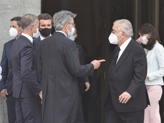 Archivo - El presidente del Tribunal Supremo y del Consejo General del Poder Judicial (CGPJ), Carlos Lesmes (i) y el presidente del Tribunal Constitucional, Juan José González Rivas (c),