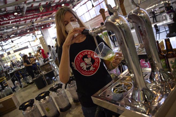 Una camarera sirve una cerveza en la sexta edición del Festival de Cerveza Artesana Beermad 2021