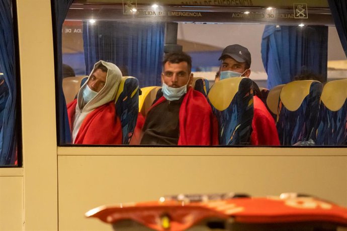 Archivo - Los migrantes recién llegados al muelle de Punta Mujeres