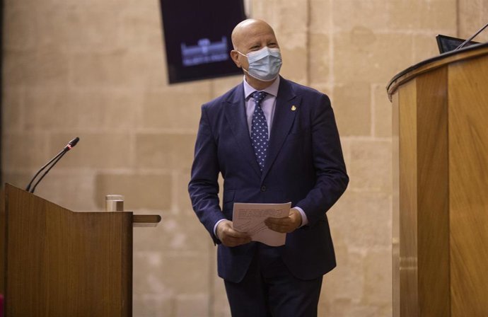 El consejero de Educación, Javier Imbroda, durante su comparecencia en la primera jornada del Pleno del Parlamento andaluz. A 13 de octubre de 2021, en Sevilla (Andalucía, España).