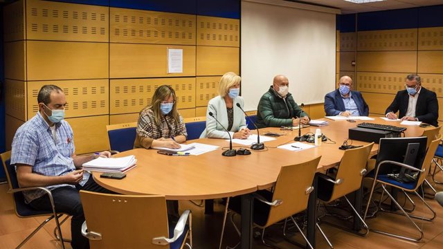 La consejera de Educación y Formación Profesional, Marina Lombó, preside la reunión de la Junta de Personal.