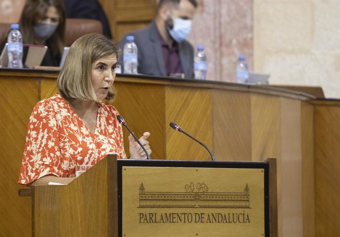 La consejera de Empleo, Rocío Blanco, durante su comparecencia en la primera jornada del Pleno del Parlamento andaluz. A 13 de octubre de 2021, en Sevilla (Andalucía, España).