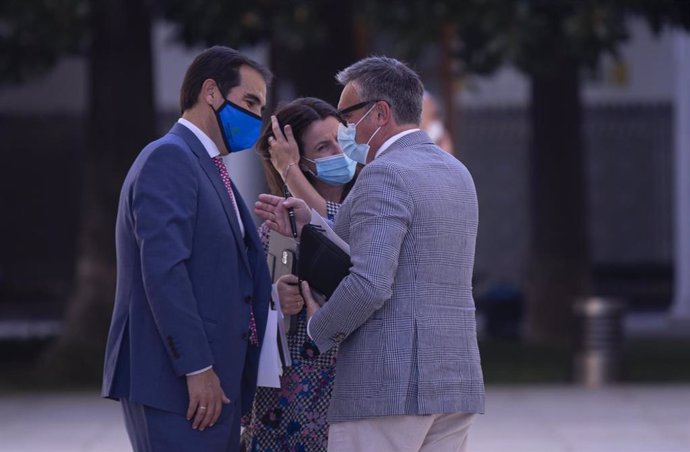 El portavoz del grupo parlamentario Vox, Manuel Gavira (d), conversa con el portavoz del grupo parlamentario popular, José Antonio Nieto (i), y la diputada popular Ana Vanessa García (c), en la primera jornada del Pleno del Parlamento andaluz. A 13 de o