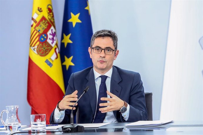 El ministro de la Presidencia, Relaciones con las Cortes y Memoria Democrática, Félix Bolaños, en una rueda de prensa posterior a una reunión del Consejo de Ministros en el Palacio de la Moncloa, a 5 de octubre de 2021, en Madrid, (España).