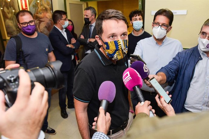 El exvicepresidente del Gobierno, Pablo Iglesias, antes de entrar al diálogo Política y religión. Un contexto histórico, en el Campus de la Universidad de Alcalá