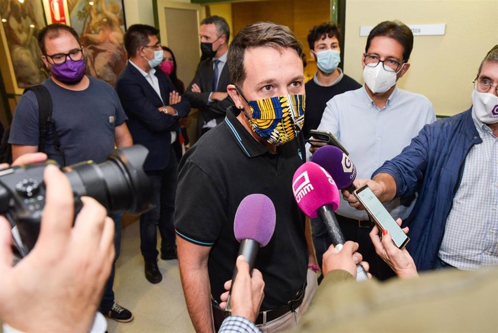El exvicepresidente del Gobierno, Pablo Iglesias, antes de entrar al diálogo Política y religión. Un contexto histórico, en el Campus de la Universidad de Alcalá