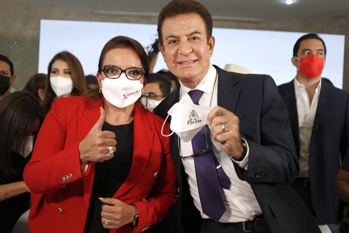 La candidata del Partido Libertad y Refundación (Libre), Xiomara Castro, junto con el aspirante de Partido Salvador de Honduras (PSH), Salvador Nasralla