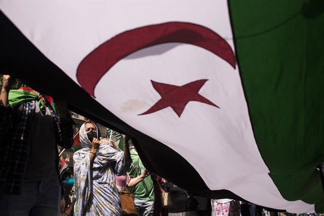 El Consejo de Seguridad de la ONU celebra consultas a puerta cerrada sobre el conflicto del Sáhara Occidental Archivo - La bandera de la República Árabe Saharaui Democrática, durante una manifestación por la libertad del Pueblo Saharaui, en la Gran Vía, a 19 de junio de 2021, en Madrid (España). La protesta comenzará en la Plaza de España y llegará hasta la Puert