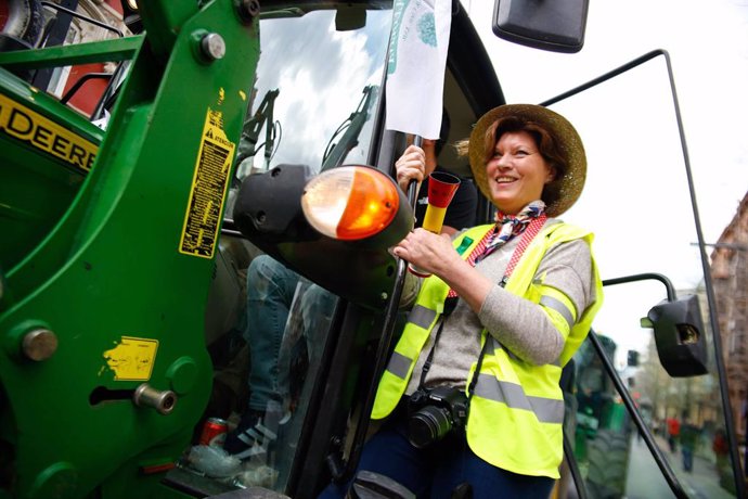 Archivo - Un grupo de unos 300 manifestantes se ha desviado del itinerario de la tractorada convocada por organizaciones agrarias y ganaderas en protesta por la crisis del sector primario y ha cortado el tráfico en Camino de Ronda a la altura de Recogid