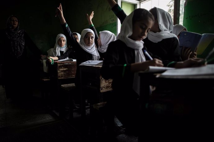 22 September 2021, Afghanistan, Kabul: Young Afghan girls attend class in a primary school in Kabul, Afghanistan. The new Taliban government has banned girls from secondary school education in Afghanistan, by ordering high schools to re-open for boys on