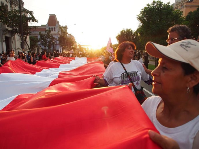 Archivo - Manifestación de mujeres en el centro de Lima.