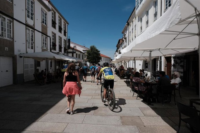 Archivo - Peregrinos en la Rúa Carretas, a 6 de junio de 2021, en Santiago de Compostela, A Coruña, Galicia, (España). En estas fechas, la ciudad de Santiago vuelve a convertirse en el mítico destino de los peregrinos que finalizan el Camino de Santiago