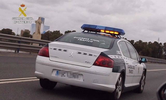 Archivo - Vehículo de la Guardia Civil en operación de tráfico, en una imagen de archivo