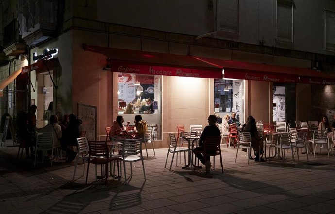 Archivo - Varias personas en una terraza de Santander