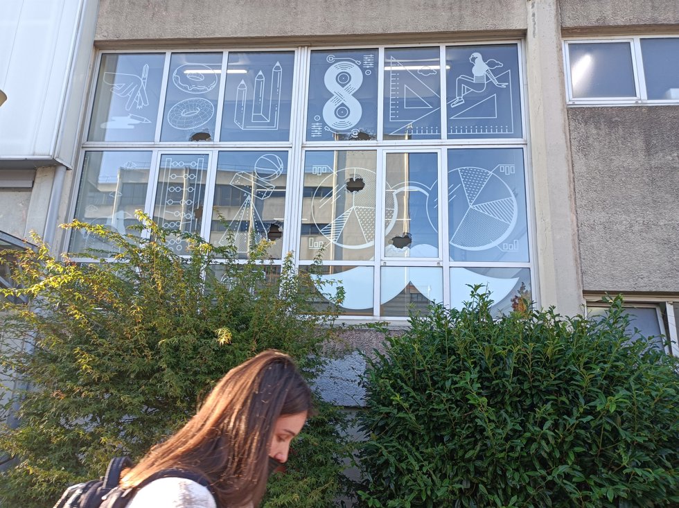 Imagen de disparos en una ventana del campus de la UPV/EHU en Leioa (Bizkaia), realizados por un alumno detenido en posesión de una escopeta