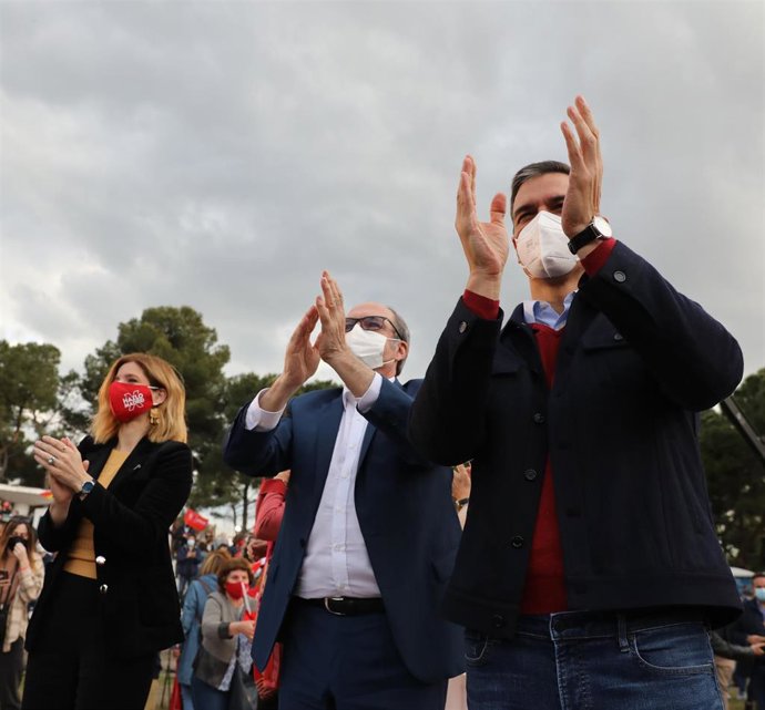 Archivo - La portavoz del PSOE  en la Asamblea de Madrid, Hana Jalloul, su predecesor, Ángel Gabilondo, y el presidente del Gobierno, Pedro Sánchez, en un acto de campaña del 4M. 