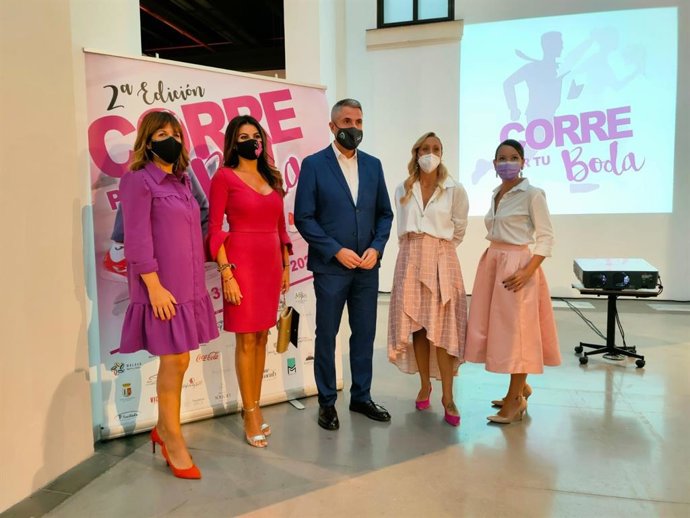 La delegada territorial de Turismo, junto con el vicepresidente de la Diputación en la presentación 'Corre por tu boda'