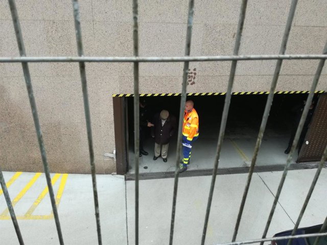 Archivo -  J.A.V.V., el octogenario conocido como el 'rayacoches'