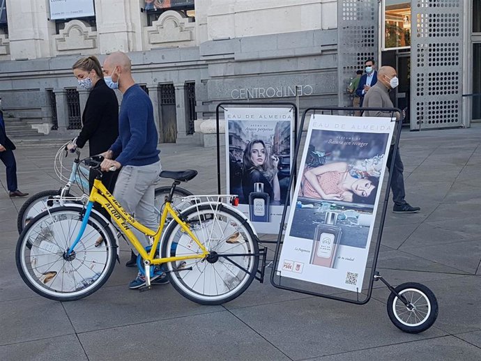 El Grupo Municipal Socialista, con Mar Espinar a la cabeza, pone en marcha la campaña publicitaria fake 'Eau de Almeida, el aroma de tu ciudad'