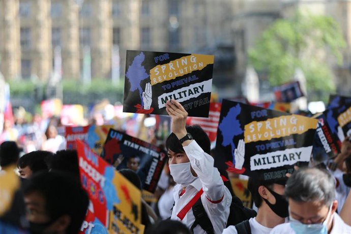 Archivo - Un grupo de manifestantes protestan por la situación en Birmania.