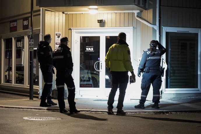 13 October 2021, Norway, Kongsberg: Police officers check an arrow shot at a wall after a violent armed attack at the center of Kongsberg, left five people killed and two injured. Photo: Terje Pedersen/TNB/dpa
