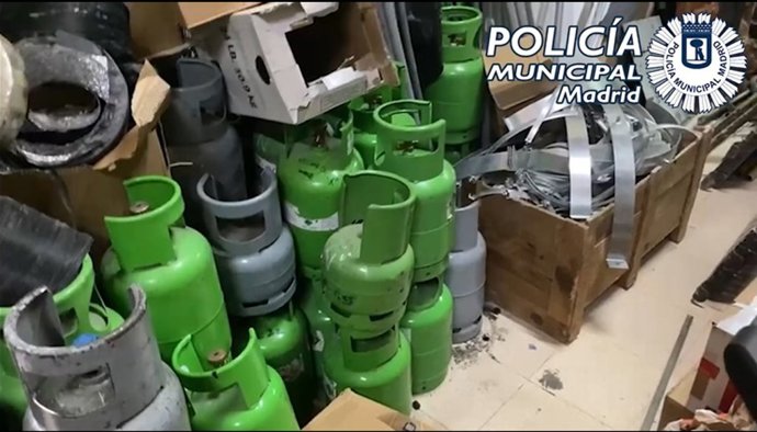 Localizan una chatarrería clandestina en Usera donde apilaban botellas con gases peligrosos